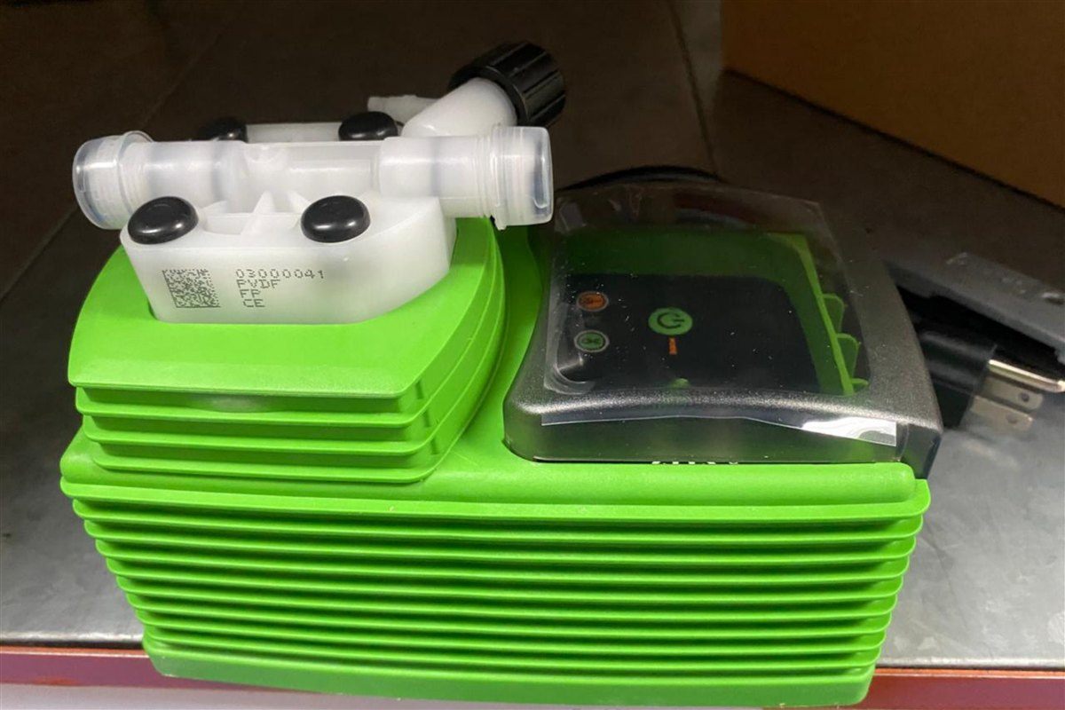 Bomba dosificadora electromagnética EMEC serie V de color verde