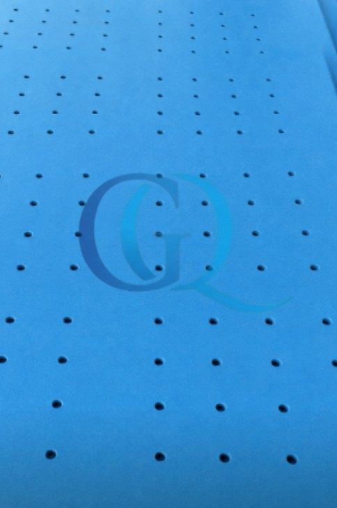 Detalle del panel de falso fondo perforado