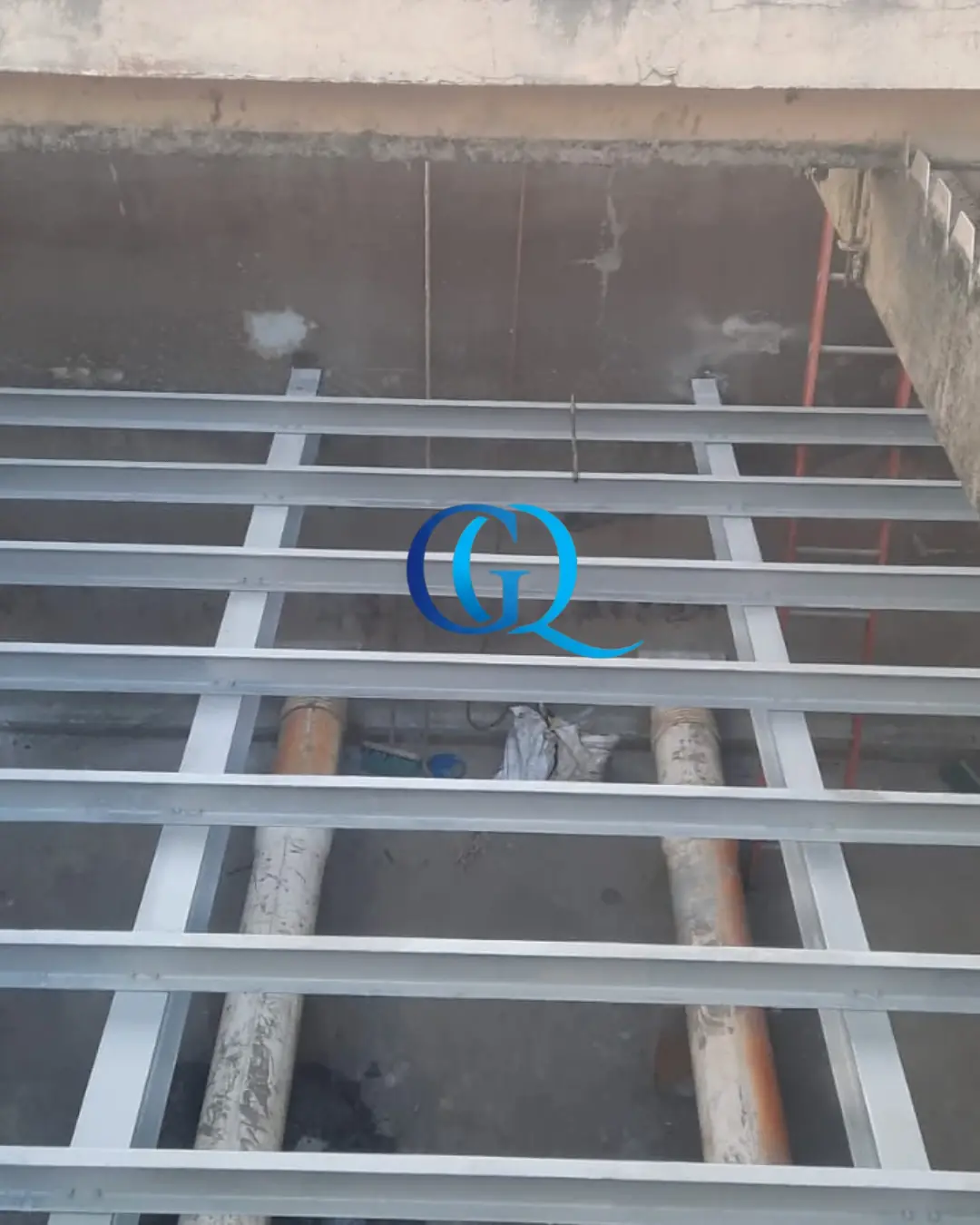 Estructura de soporte preparada antes de instalar módulos de sedimentación
