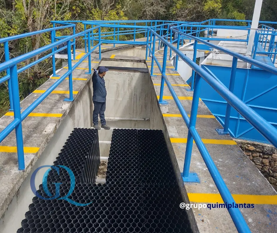 Técnico sobre módulos de sedimentación durante una instalación