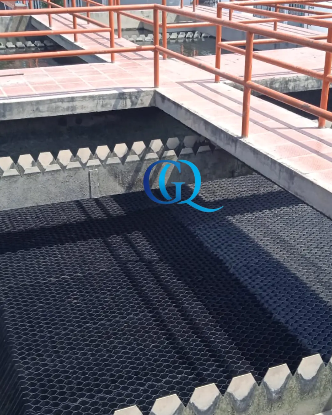 Módulos de sedimentación tipo colmena instalados en una unidad de tratamiento de agua