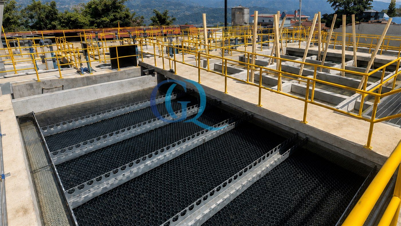 Módulos de sedimentación lamelar instalados en canales de una planta de tratamiento de agua