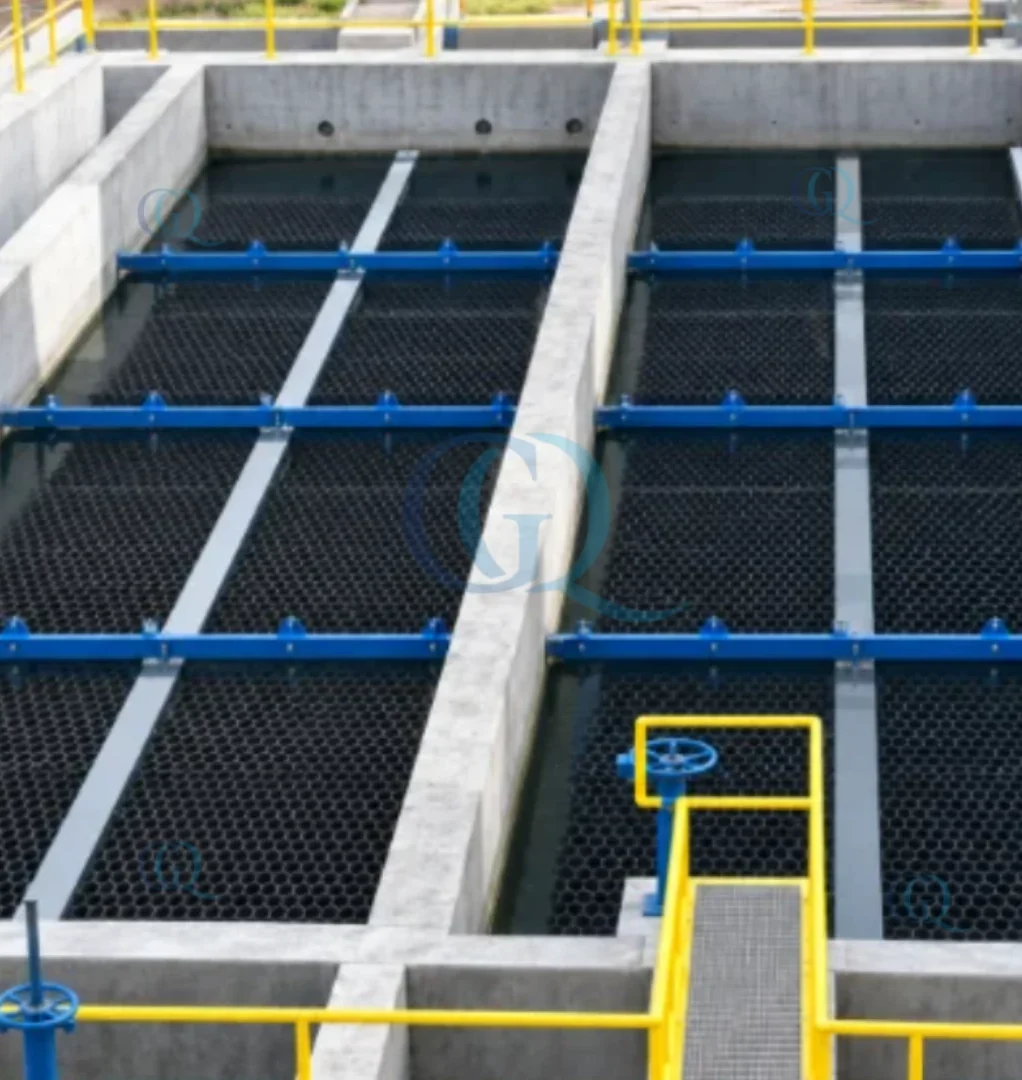 Módulos de sedimentación tipo colmena calibre 60 mm, altura 1,04 m, color negro con protección UV, instalados en Sucre, Colombia