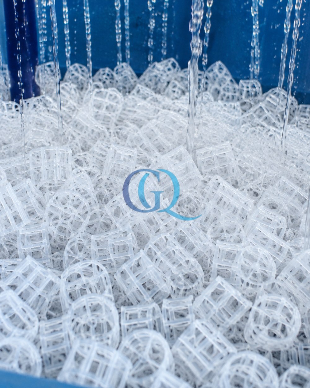 Agua cayendo sobre un lote de anillos Pall Ring