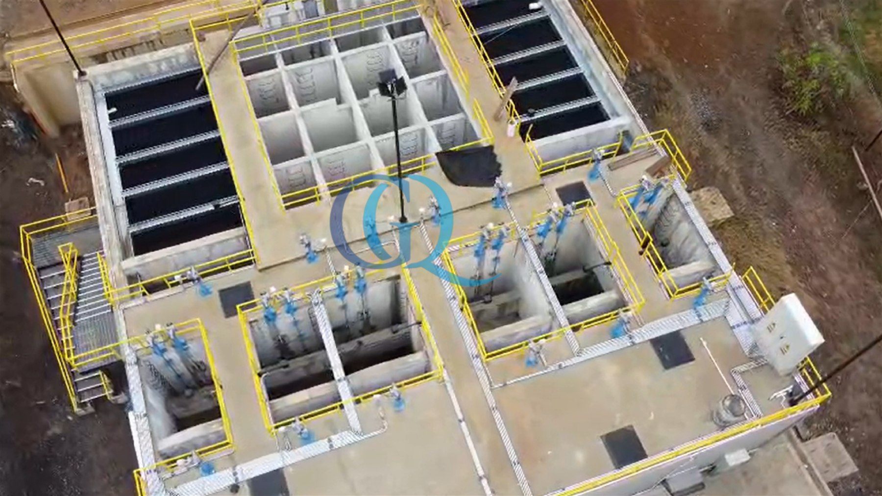 Vista aérea de una planta de tratamiento de agua instalada y en operación, con logo de Grupo Quimiplantas