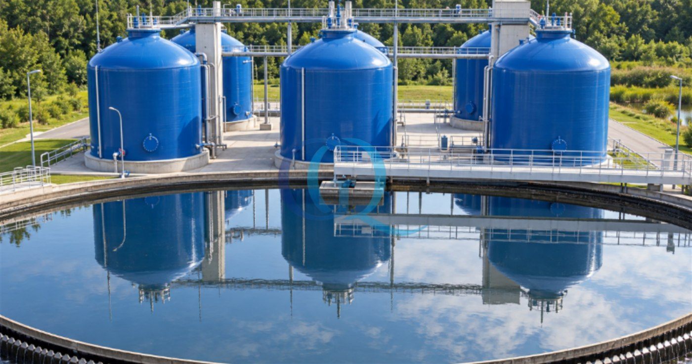 Planta de tratamiento de agua con tanques de filtración y sedimentador circular