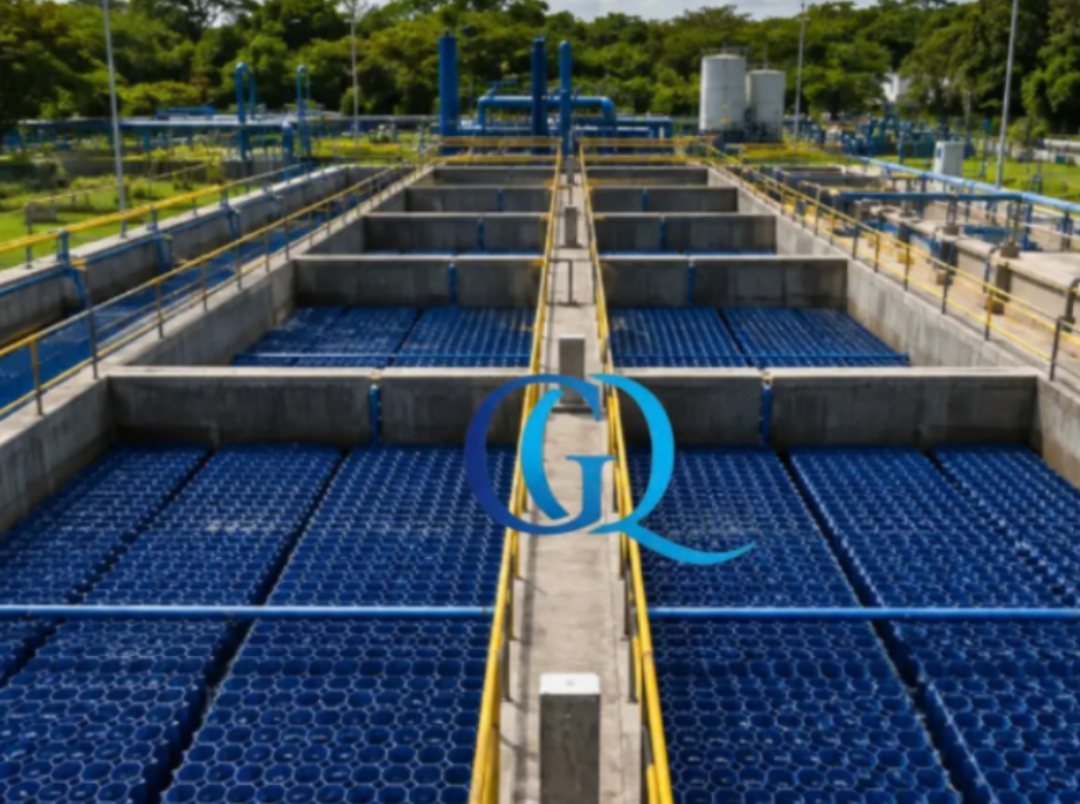 Después: módulos de sedimentación nuevos de color azul instalados en una PTAR de Barranquilla