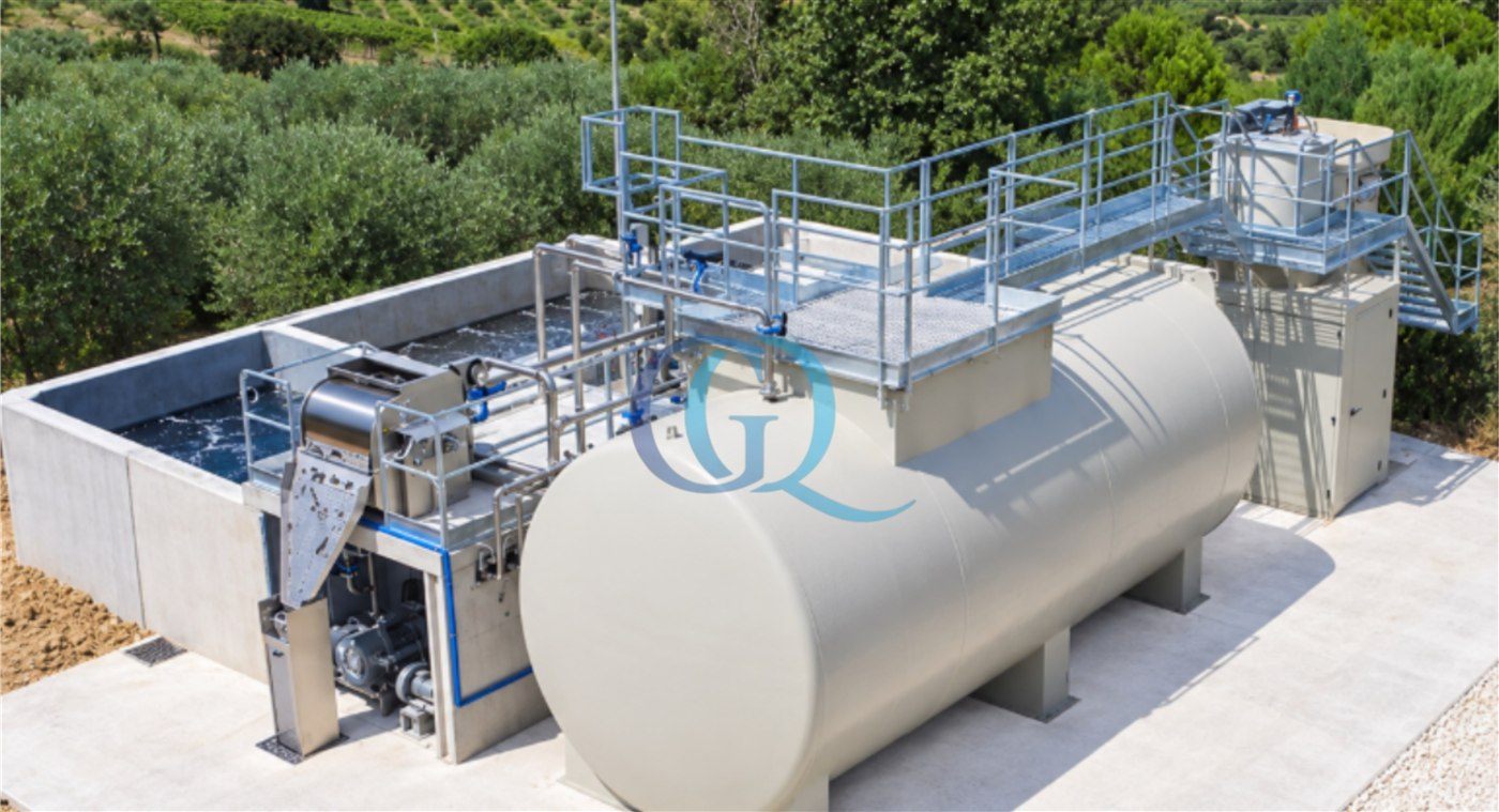 Planta compacta de tratamiento de aguas residuales con tanque horizontal y sistemas electromecánicos