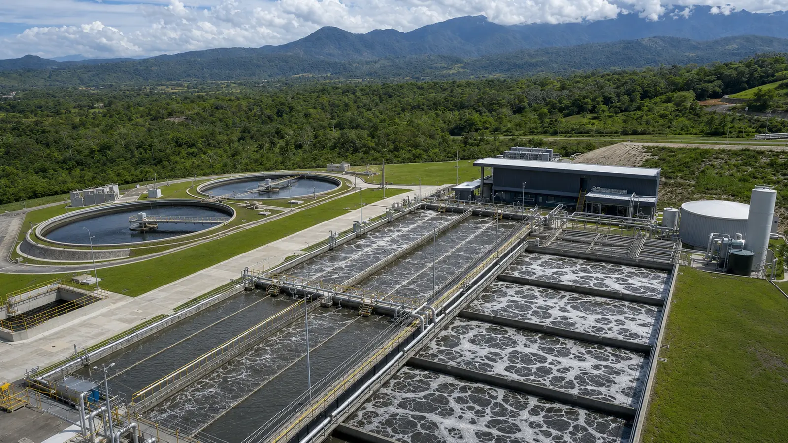 Planta de tratamiento de aguas residuales PTAR con aireación biológica y clarificadores