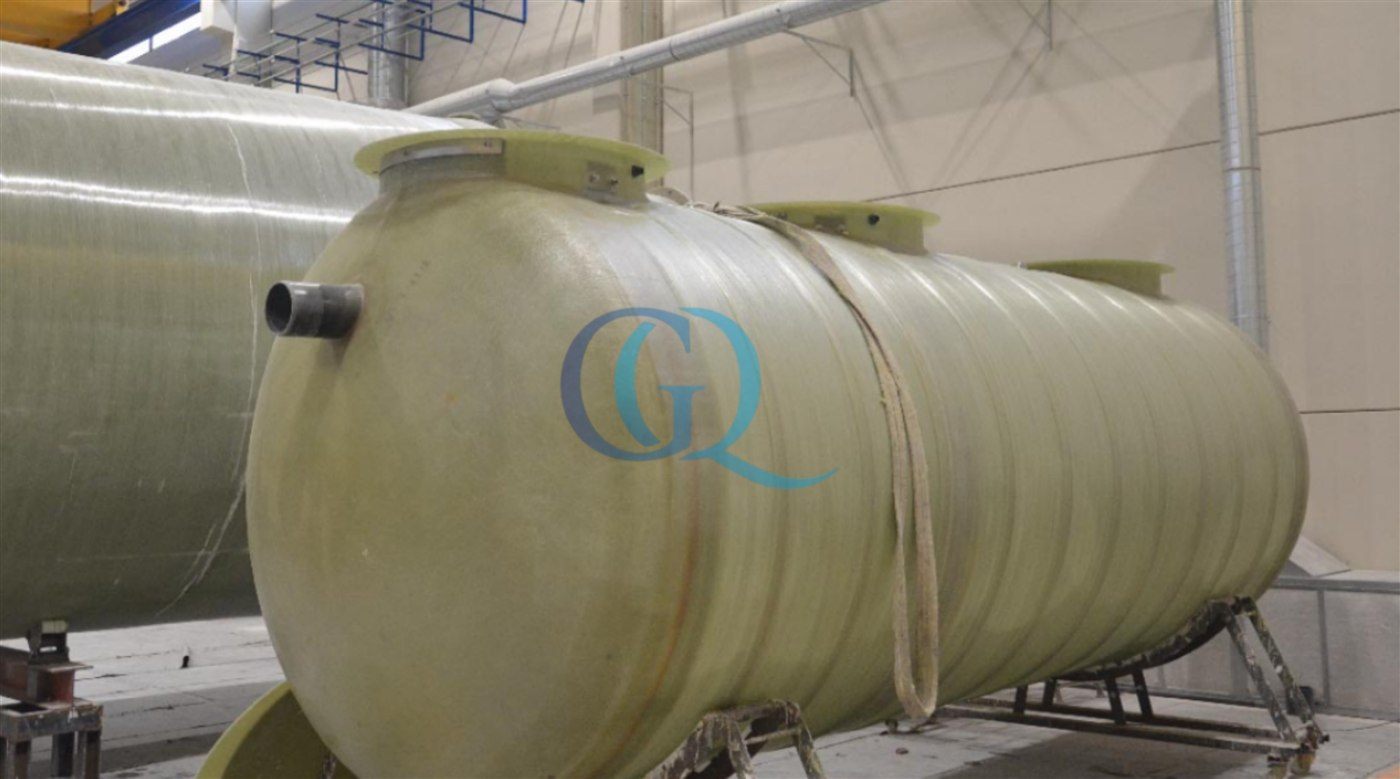 Tanque cilíndrico horizontal en fibra de vidrio con accesos superiores