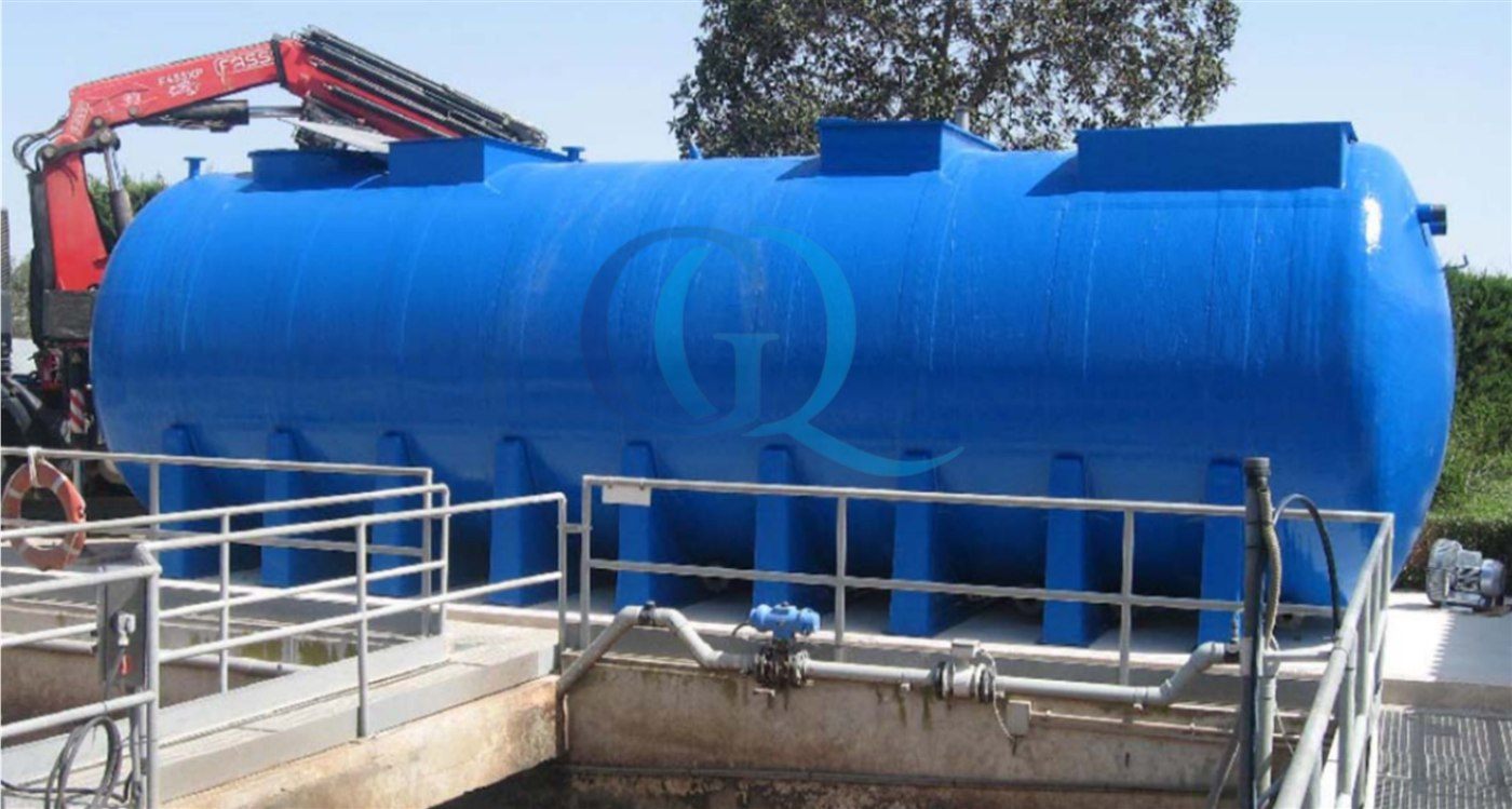 Tanque horizontal en fibra de vidrio siendo instalado con grúa