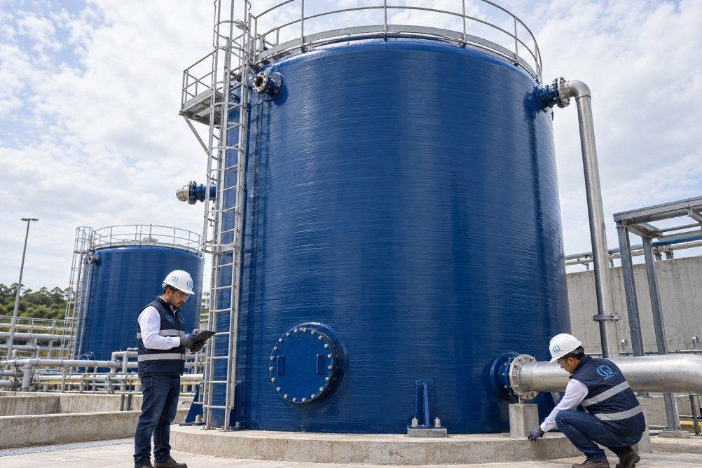 Ingenieros de Grupo Quimiplantas inspeccionando tanques verticales en fibra de vidrio