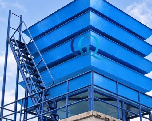 Torre de aireación con bandejas escalonadas y escalera de acceso