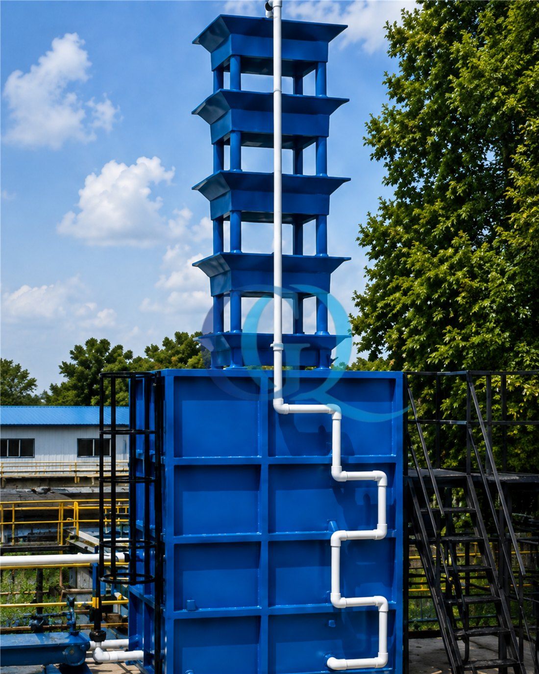 Torre de aireación de bandejas instalada en una planta de tratamiento de agua